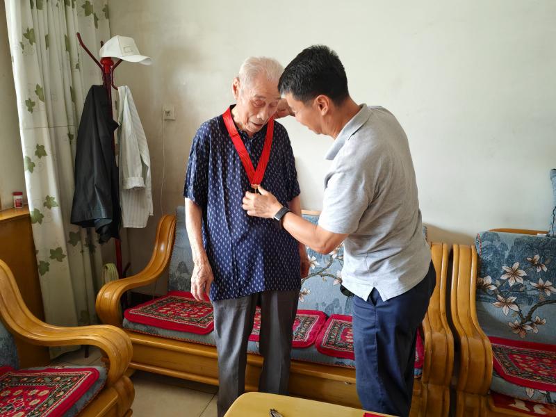 走访关怀老党员，共忆初心感党恩 ——学院组织开展“七一”慰问老党员活动
