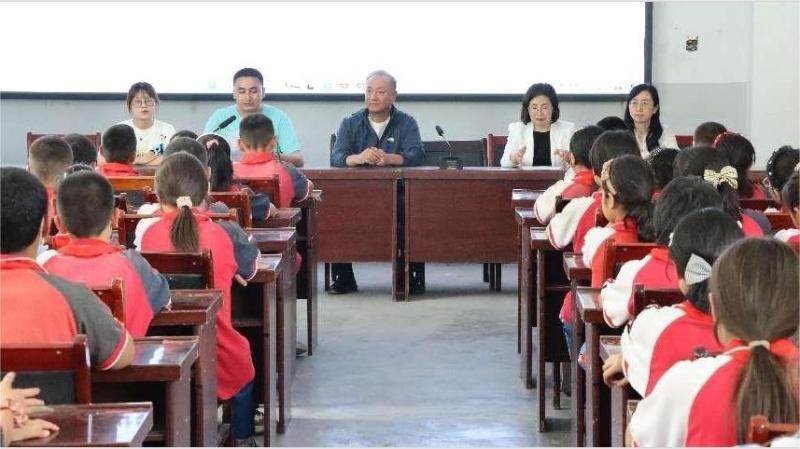 信创在行动 科普之光点亮校园——信息工程学院党总支赴拜什吐格曼乡中心小学开展主题党日活动