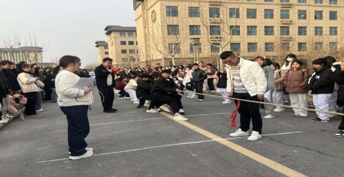 医学院举办“凝绳聚力 拔出精神”拔河比赛