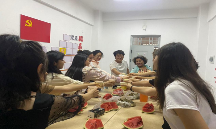 粽香情浓·爱满端午——纺织工程学院开展端午节宿舍走访活动
