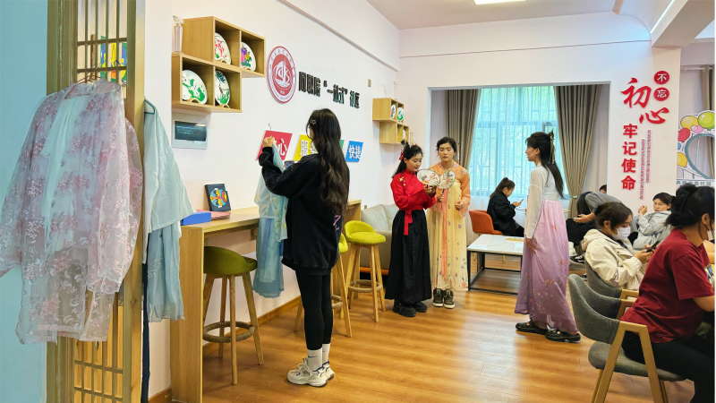 宣扬传统文化 点燃青春激情——信息工程学院开展“国风汉韵 礼仪之邦”汉服体验活动