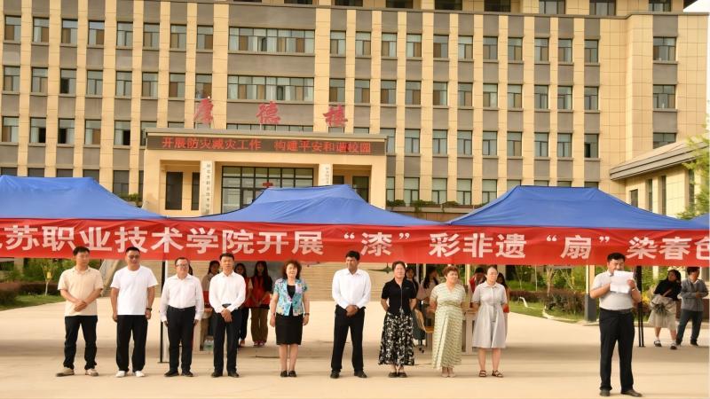 “漆”彩非遗“扇”染春色——学院开展非遗漆扇体验活动