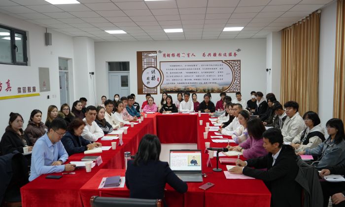 骆梅英在阿克苏职业技术学院讲授思政课