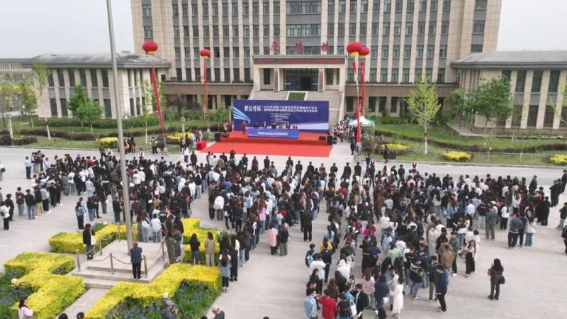 “职位等你”——2024年新疆大中城市巡回招聘高校毕业生“阿克苏站”暨自治区“公共就业服务进校园”活动在阿克苏职业技术学院举行